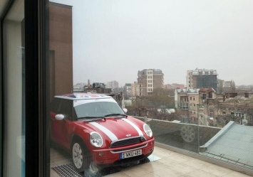 В центре Одессы на балкон многоэтажного дома подняли автомобиль