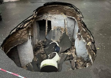 В центре Киева образовалась большая яма, в которой нашли древние подвалы