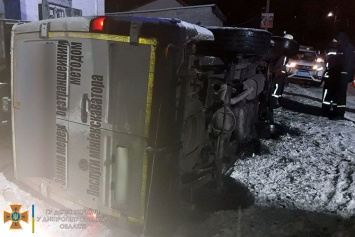 В Каменском перевернулся микроавтобус: водителя вырезали спасатели