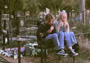 В Одессе подростки устроили "тусу" на кладбище и справили нужду на могилу