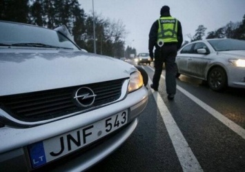 В Киеве водитель сделал замечание патрульному, нарушавшему ПДД, и получил штраф