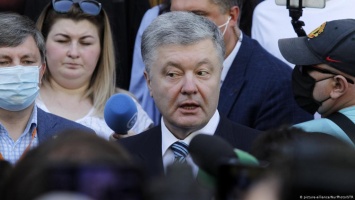 Он улетел, но обещал вернуться: следователи ГБР не смогли вручить повестку Порошенко
