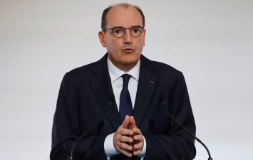 Власти Франции заявили о "молниеносной" скорости "омикрона"