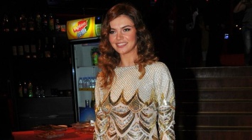 Кабаева в роскошном золотистом платье озорно станцевала на закрытой вечеринке - видео