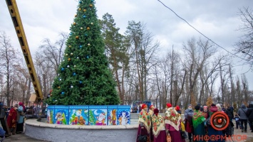 Ярмарка с вкусностями и море веселья: в Приднепровском парке открыли елку