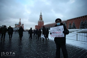 Бывший полицейский вышел на Красную площадь с плакатом "Путин убийца"