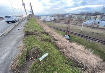 В Днепре с Амурского моста слетел автомобиль (видео момента)