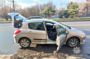 В Запорожье водитель иномарки врезался в другой автомобиль и скрылся с места ДТП