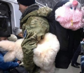 Чей-то ребенок дождался своего "Николая": в сети появилось фото военного с игрушками в метро