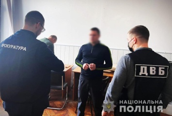 В Харькове задержали чиновника, обещавшего водительские права без посещения автошколы
