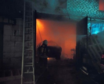 Столичные спасатели ликвидировали пожар на территории гаражного кооператива (фото)