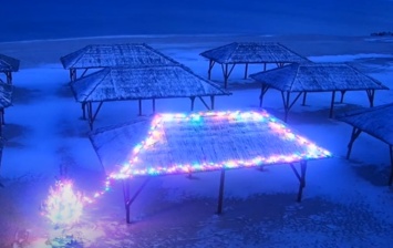 В Кирилловке на пляже украсили новогоднюю елку - видео