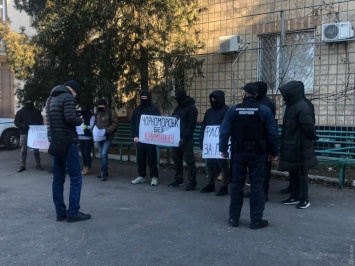 В Одесской области пикетировали суд, который выпустил на свободу «авторитетного» Гнома