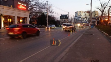 На Фонтане велосипедные полосы начали отделять от остальной дороги столбиками