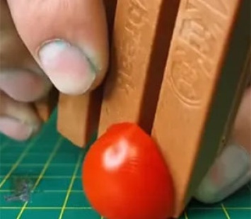Как порезать помидор батончиком KitKat. Вирусное видео захватило сеть