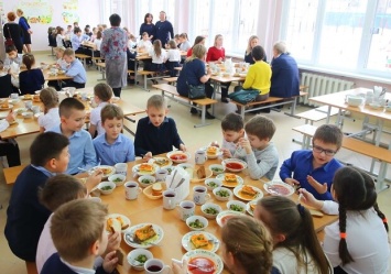 В Киеве в 6 учебных заведениях массово отравились дети