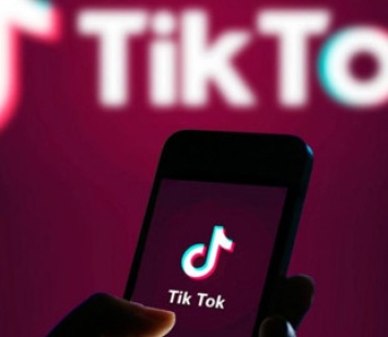 Работа травмирует психику: модератор TikTok подает в суд на начальство