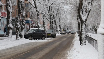Никополь засыпало снегом: ситуация на дорогах