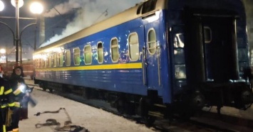 Поезд с пассажирами загорелся во Львове (ФОТО)