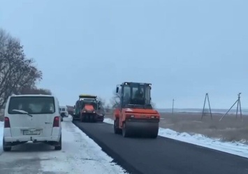В Одесской области решили во время снегопада уложить асфальт: опубликовано видео