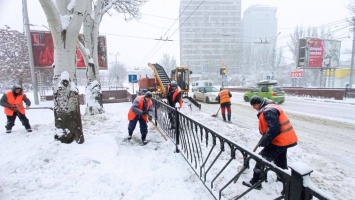 Сильный снегопад усложнил движение транспорта в Донецке. Проезд в Макеевку ограничили