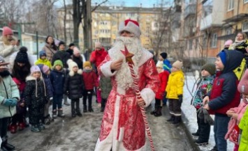 В Центральном районе прошел большой новогодний детский праздник с открытием елки (Фото)