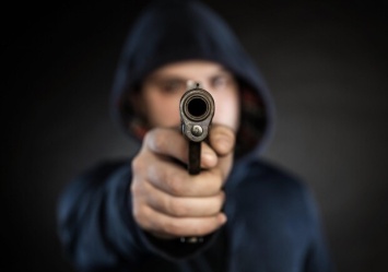 В Запорожье мужчина не хотел уходить с катка и угрожал охраннику пистолетом