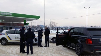 Под Черновцами мужчина из авто расстрелял остановку в людьми (фото)