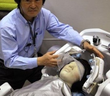 Panasonic создал робота для мытья головы