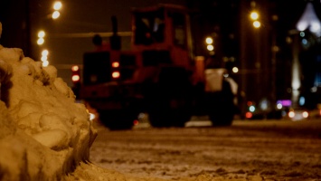 В Кривом Роге снегоуборочная машина оторвала фару у легкового автомобиля
