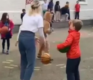 В США учительница сделала супербросок на школьной баскетбольной площадке и стала знаменитой