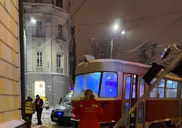 В центре Днепра трамвай сошел с рельсов и сбил насмерть женщину (видео)