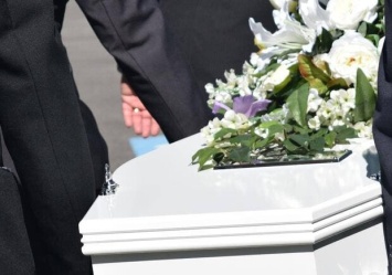 Работники похоронного бюро вымогали у киевлянки деньги за тело ее отца