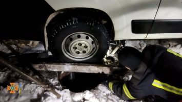 В Кривом Роге скорая помощь попала в ловушку на дороге