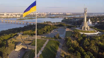 Падение флагштока, декольте и «антиахметовский закон»: топ скандалов Украины в 2021 году