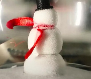 Создан новогодний шар с генерацией реального снега