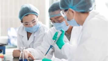 Японские ученые работают над вакциной с пожизненным иммунитетом к COVID-19