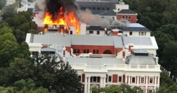 В столице ЮАР загорелось здание парламента, обрушилась крыша