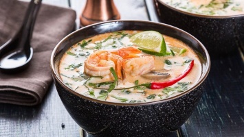 Простые новогодние рецепты: как приготовить суп Том Ям Кунг с креветками