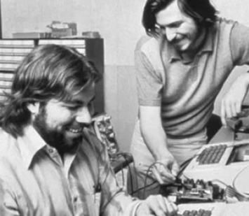 Создан в гараже: 44 года назад Джобс и Возняк открыли продажу Apple I - одного из первых ПК