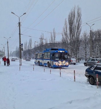 В оккупированном Алчевске на маршрут вышел новогодний троллейбус (фото)