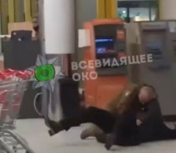 В сети появились кадры нападения женщины на охранника в киевском супермаркете