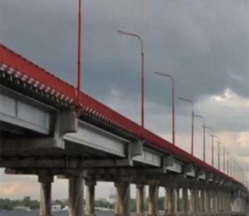 Ради селфи: На Новом мосту в Днепре парня снимали с ограждения