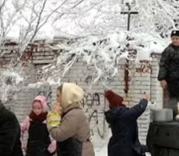 Зато без «бандеровцев»: в сети показали видео огромной очереди за едой в Луганске
