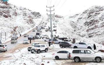 В Саудовской Аравии выпал обильный снег: полиция перекрыла район из-за нашествия тысяч туристов