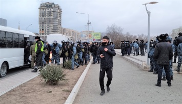 В двух городах Казахстана протестующие провели ночь на площади