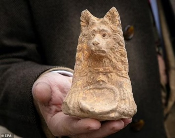 Уникальную древнюю статуэтку собаки откопали в Риме (ФОТО)