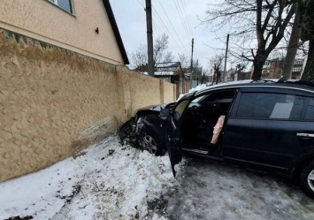 Водитель в больнице: в Харькове иномарка протаранила бетонный забор
