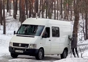 В Харькове парень руками остановил микроавтобус (видео)