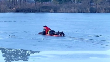 В Энергодаре четверо рыбаков провалились под лед